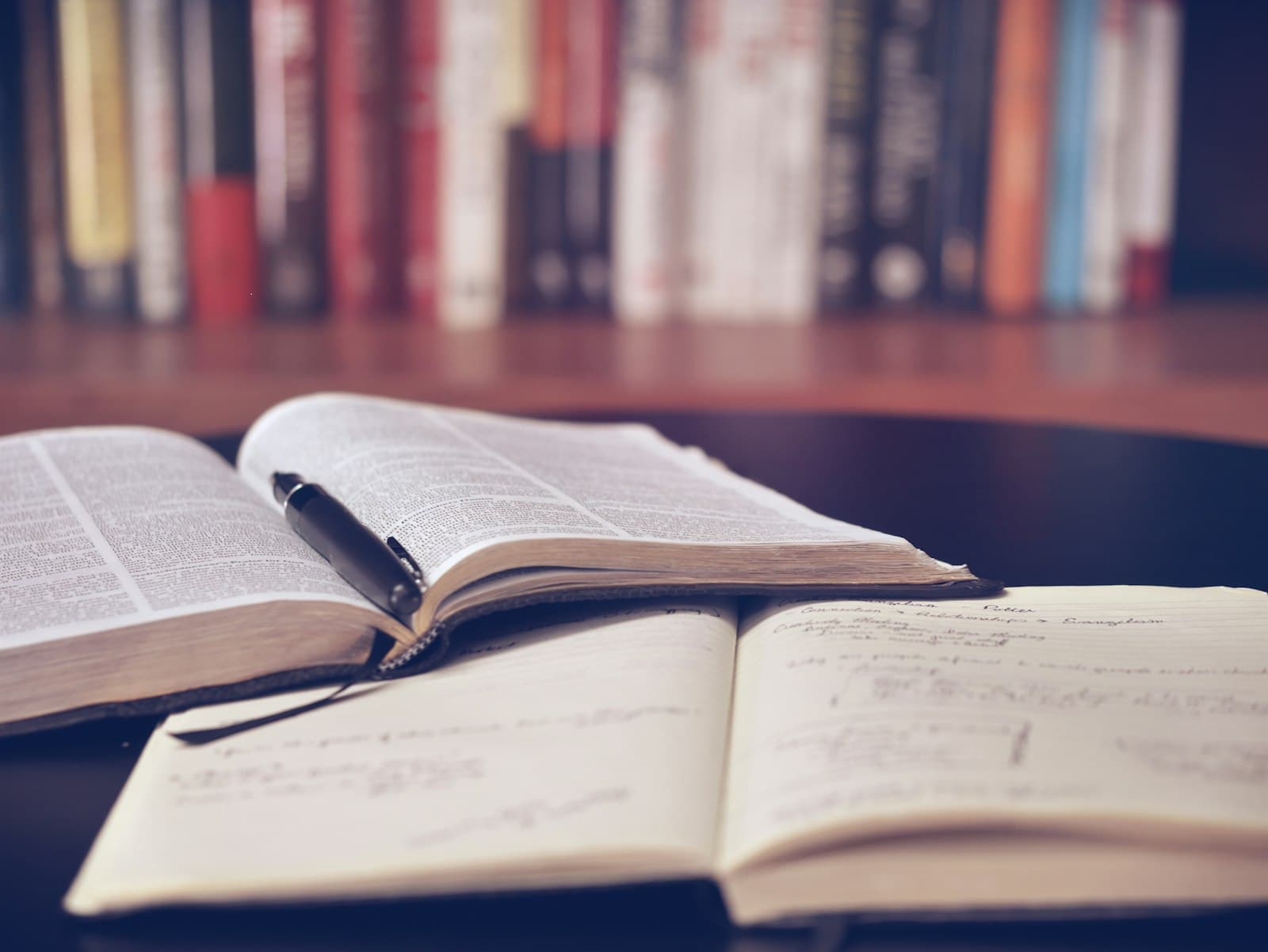 AI essay reviewer vs human reviewer: what each one is actually for